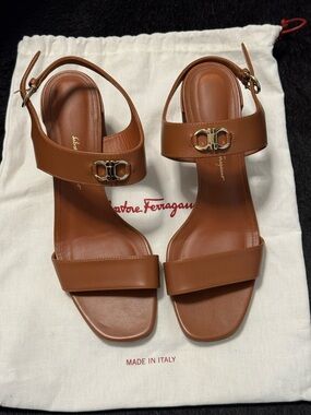 Salvatore Ferragamo Gancini Logo-Plaque Leather Sandals